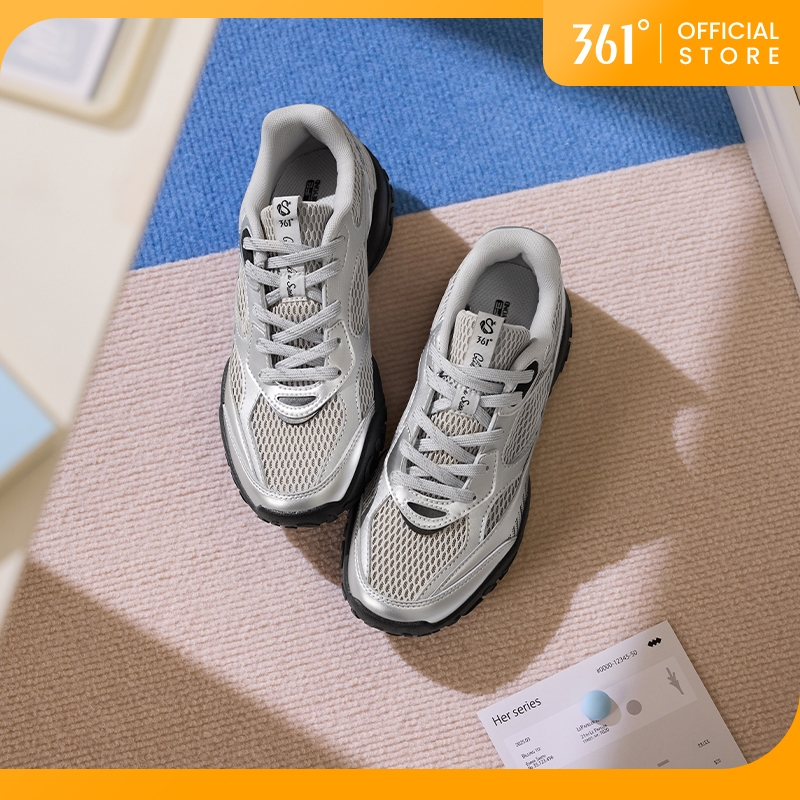 361 Degrees SWAN รองเท้ากีฬาสำหรับผู้หญิงในช่วงฤดูร้อน ตาข่ายระบายอากาศ ด้านล่างบาง สีเงิน รองเท้าฝึกซ้อมแบบลำลองสำหรับผู้หญิง 682526763
