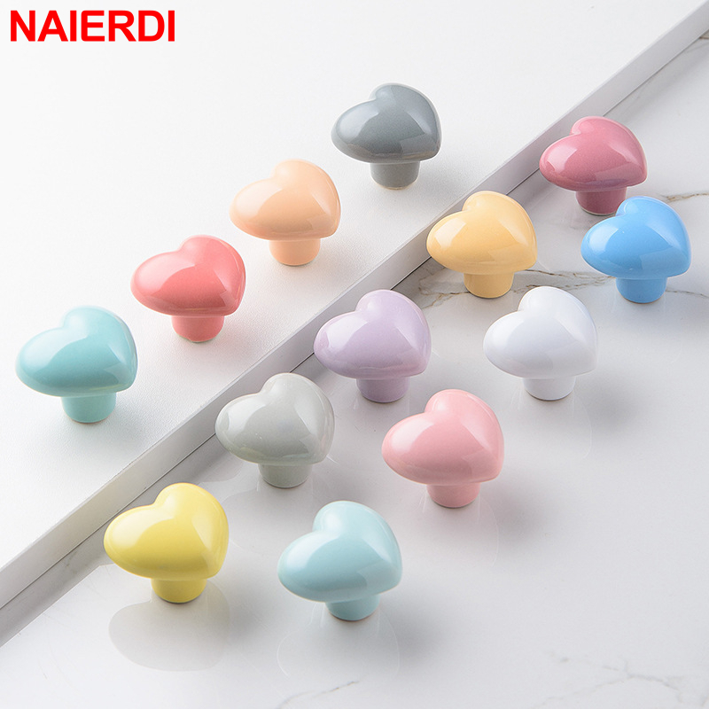 Naierdi เซรามิกการ์ตูนลูกบิดตู้และจับหัวใจที่มีสีสันห้องเด็กเฟอร์นิเจอร์จับฮาร์ดแวร์ประตู