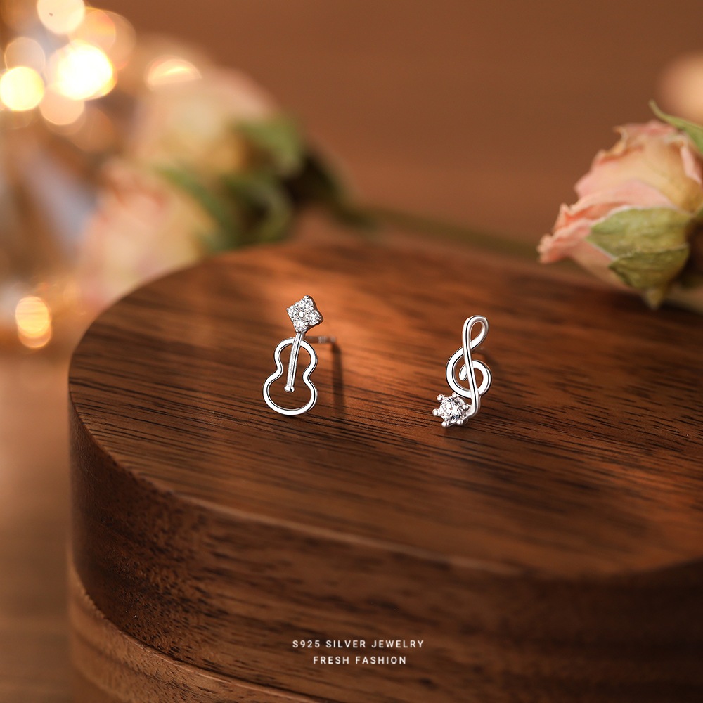ใหม่แฟชั่น ต่างหูเงินสเตอร์ลิง 925 ไม่สมมาตร รูปไวโอลิน ขนาดเล็ก Hollow Micro-Inlaid Zircon All-Match เครื่องประดับหญิง LE120