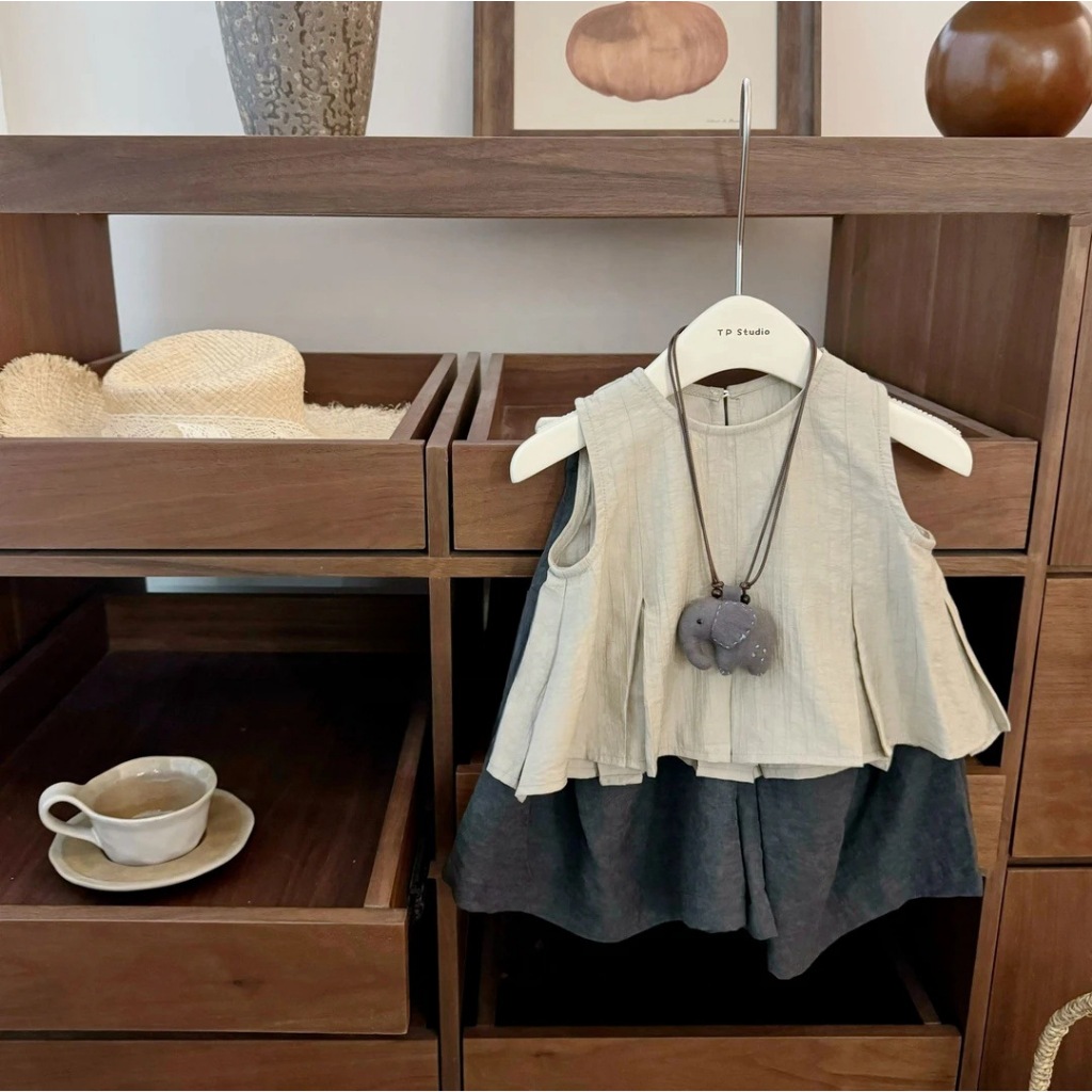 เวอร์ชั่นเกาหลีเสื้อผ้าเด็กฤดูร้อนเด็กสาวเสื้อกั๊กด้านบนสีเทากางเกงหลวมแฟชั่นชุดสองชิ้นแฟชั่น