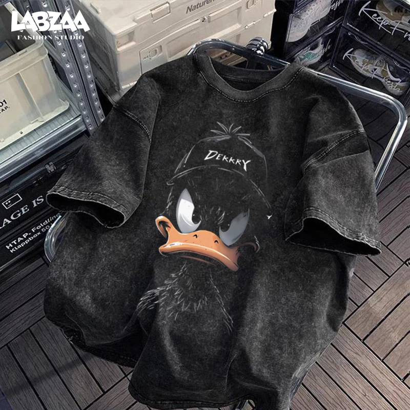 【จัดส่งตลอด 24 ชั่วโมง】เสื้อยืดผู้ชาย สไตล์อเมริกันสตรีท ผ้าฝ้าย ทรงหลวม ลายการ์ตูนเท่ ระบายอากาศ ใส่สบาย YG757