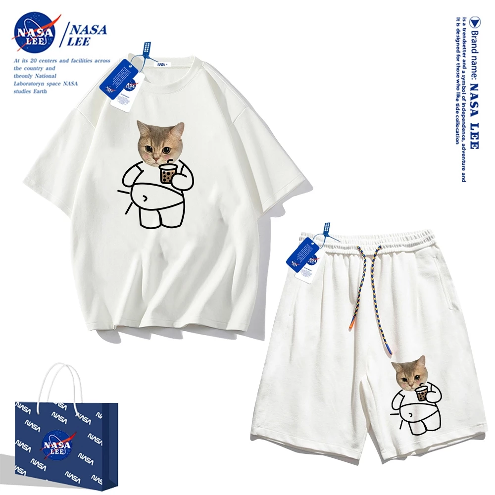 ชุดสูทแนวสปอร์ตสำหรับผู้ชาย 2025 เสื้อยืดแขนสั้น Nasa ฤดูร้อน กางเกงขาสั้นผ้าฝ้ายทรงหลวม สไตล์เรียบง่ายและทันสมัย เหมาะสำหรับทั้งผู้ชายและผู้หญิง