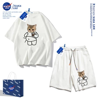 ชุดสูทแนวสปอร์ตสำหรับผู้ชาย 2025 เสื้อยืดแขนสั้น Nasa ฤดูร้อน กางเกงขาสั้นผ้าฝ้ายทรงหลวม สไตล์เรียบง่ายและทันสมัย เหมาะสำหรับทั้งผู้ชายและผู้หญิง