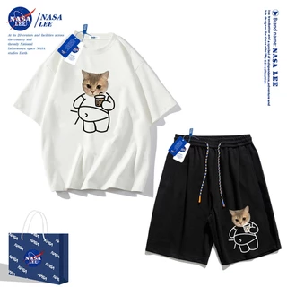 ชุดสูทแนวสปอร์ตสำหรับผู้ชาย 2025 เสื้อยืดแขนสั้น Nasa ฤดูร้อน กางเกงขาสั้นผ้าฝ้ายทรงหลวม สไตล์เรียบง่ายและทันสมัย เหมาะสำหรับทั้งผู้ชายและผู้หญิง