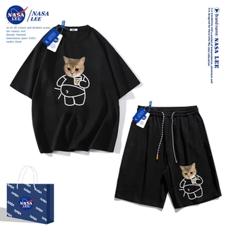 ชุดสูทแนวสปอร์ตสำหรับผู้ชาย 2025 เสื้อยืดแขนสั้น Nasa ฤดูร้อน กางเกงขาสั้นผ้าฝ้ายทรงหลวม สไตล์เรียบง่ายและทันสมัย เหมาะสำหรับทั้งผู้ชายและผู้หญิง