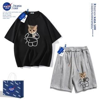 ชุดสูทแนวสปอร์ตสำหรับผู้ชาย 2025 เสื้อยืดแขนสั้น Nasa ฤดูร้อน กางเกงขาสั้นผ้าฝ้ายทรงหลวม สไตล์เรียบง่ายและทันสมัย เหมาะสำหรับทั้งผู้ชายและผู้หญิง