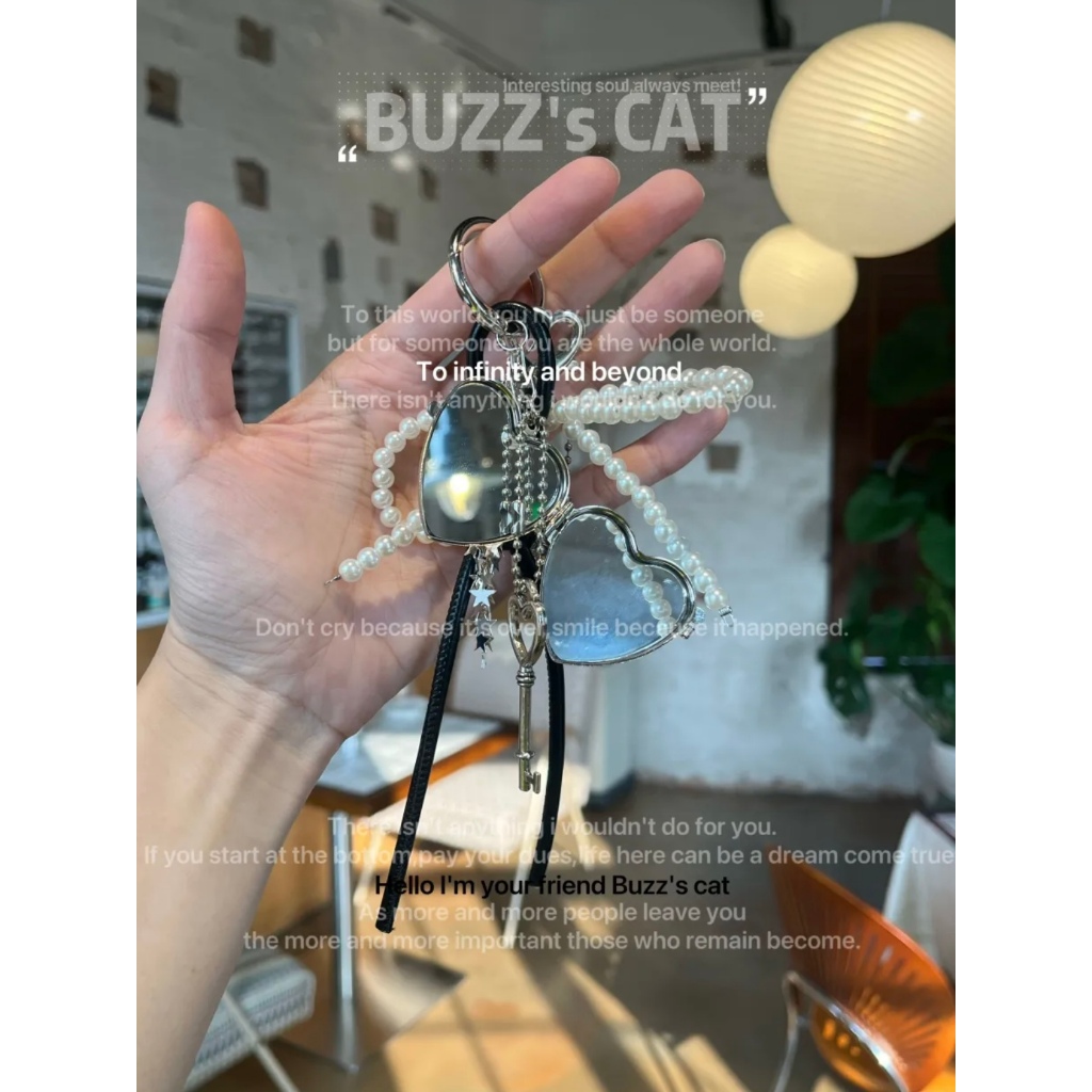 2025 สไตล์ใหม่สไตล์เกาหลี อิน อารมณ์หวานความรู้สึกระดับไฮเอนด์มุกรักกระจกกระเป๋าจี้สไตล์มิวแฟชั่นโบว์สาวหัวใจพวงกุญแจ โอนี่ สไตล์เดียวกันรักจี้กระเป๋าจี้คู่ของข