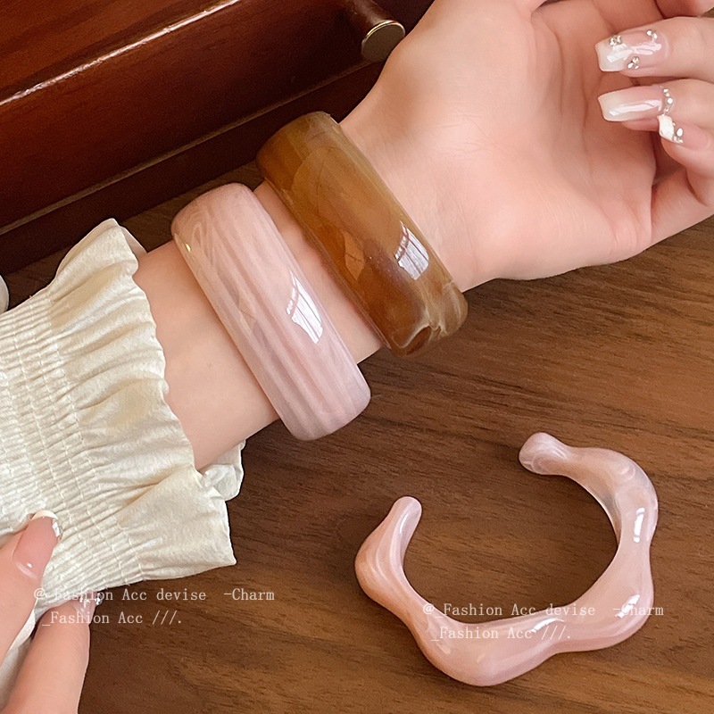 อะคริลิจาง ๆ ผิดปกติเปิดสร้อยข้อมือแฟชั่นเย็นขนาดเล็กสดสร้อยข้อมือแนวโน้มบุคลิกภาพมือตกแต่งที่เรียบง่ายความรู้สึกสูง