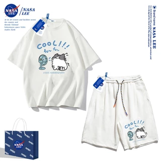 ชุดออกกำลังกายผู้ชายปี 2025 เสื้อยืดแขนสั้น Nasa สำหรับฤดูร้อน กางเกงขาสั้นผ้าฝ้ายทรงหลวม สไตล์เรียบง่ายและทันสมัย เหมาะสำหรับทั้งผู้ชายและผู้หญิง