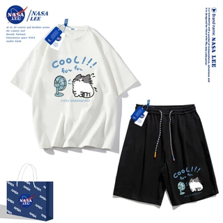 ชุดออกกำลังกายผู้ชายปี 2025 เสื้อยืดแขนสั้น Nasa สำหรับฤดูร้อน กางเกงขาสั้นผ้าฝ้ายทรงหลวม สไตล์เรียบง่ายและทันสมัย เหมาะสำหรับทั้งผู้ชายและผู้หญิง