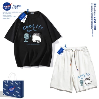 ชุดออกกำลังกายผู้ชายปี 2025 เสื้อยืดแขนสั้น Nasa สำหรับฤดูร้อน กางเกงขาสั้นผ้าฝ้ายทรงหลวม สไตล์เรียบง่ายและทันสมัย เหมาะสำหรับทั้งผู้ชายและผู้หญิง