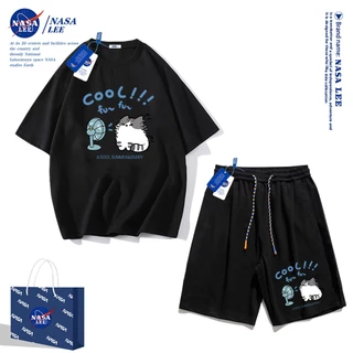 ชุดออกกำลังกายผู้ชายปี 2025 เสื้อยืดแขนสั้น Nasa สำหรับฤดูร้อน กางเกงขาสั้นผ้าฝ้ายทรงหลวม สไตล์เรียบง่ายและทันสมัย เหมาะสำหรับทั้งผู้ชายและผู้หญิง