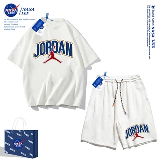 ชุดออกกำลังกายผู้ชายปี 2025 เสื้อยืดแขนสั้น Nasa สำหรับฤดูร้อน กางเกงขาสั้นผ้าฝ้ายทรงหลวม สไตล์เรียบง่ายและทันสมัย เหมาะสำหรับทั้งผู้ชายและผู้หญิง