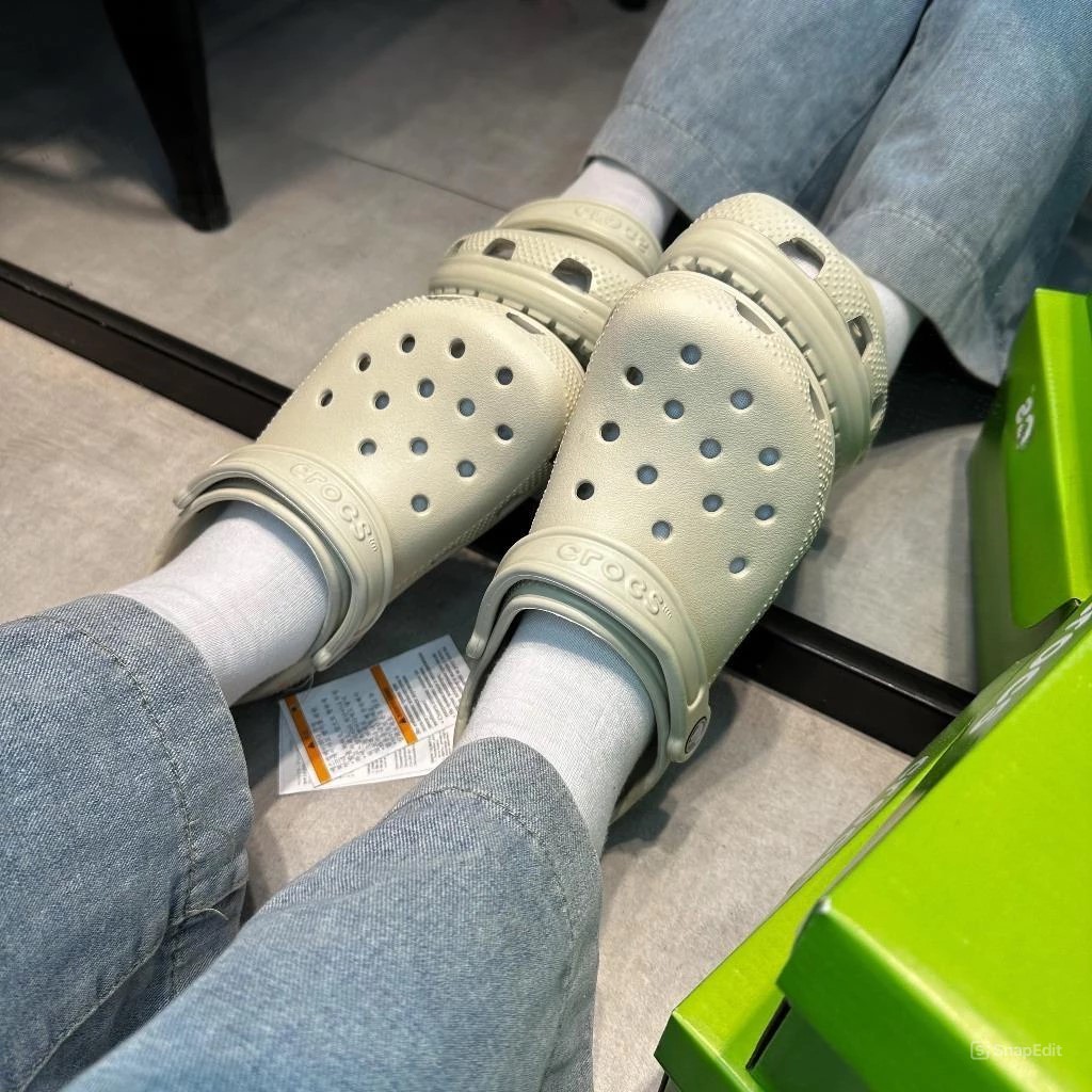 Crocs Classic Clogs Sandals รองเท้าลําลองกันลื่น ผู้ชายและผู้หญิง รองเท้าน้ําชายหาด รองเท้าแตะแบบนุ่ม