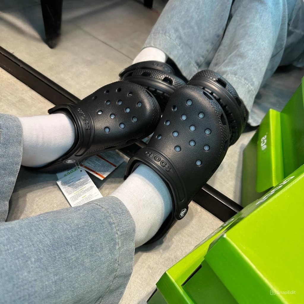 Crocs Classic Clogs Sandals รองเท้าลําลองกันลื่น ผู้ชายและผู้หญิง รองเท้าน้ําชายหาด รองเท้าแตะแบบนุ่ม