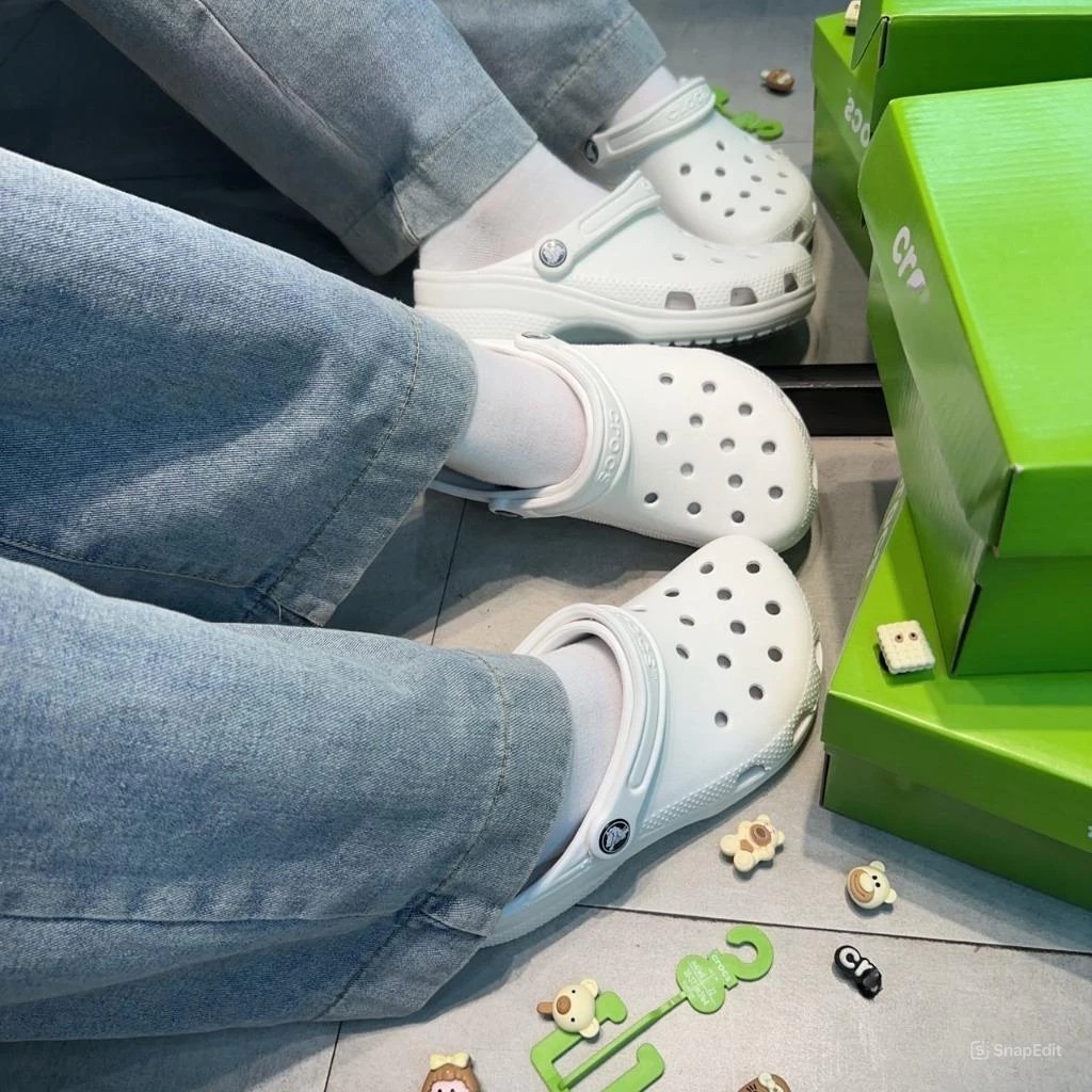 Crocs Classic Clogs Sandals รองเท้าลําลองกันลื่น ผู้ชายและผู้หญิง รองเท้าน้ําชายหาด รองเท้าแตะแบบนุ่ม