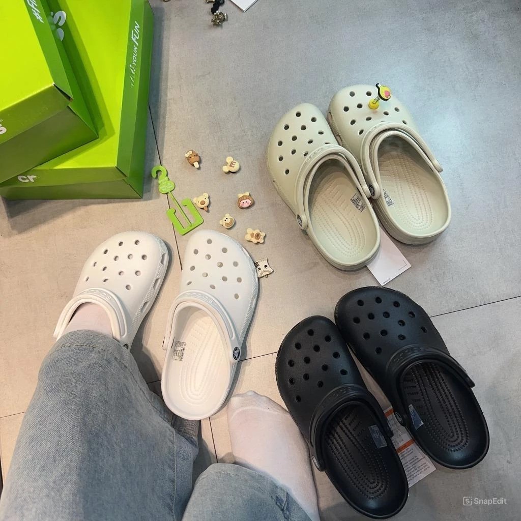 Crocs Classic Clogs Sandals รองเท้าลําลองกันลื่น ผู้ชายและผู้หญิง รองเท้าน้ําชายหาด รองเท้าแตะแบบนุ่ม