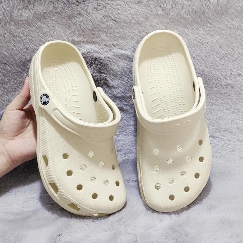 Crocs classic clog รองเท้าแตะชายหาดน้ําหนักเบาสบายระบายอากาศเหมาะสําหรับรองเท้าแตะสําหรับเดินทาง