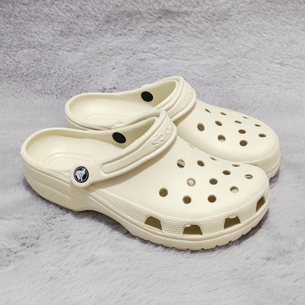 Crocs classic clog รองเท้าแตะชายหาดน้ําหนักเบาสบายระบายอากาศเหมาะสําหรับรองเท้าแตะสําหรับเดินทาง
