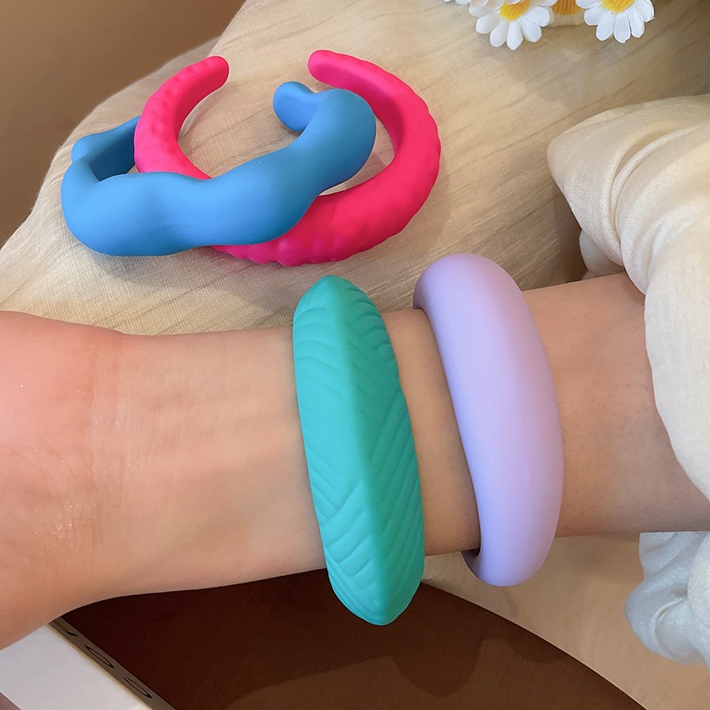 เส้นไม่สม่ําเสมอสร้อยข้อมือ dopamine รูปตัว C niche บุคลิกภาพสร้อยข้อมือแฟชั่นเรียบง่ายทุกอย่างพร้อมความรู้สึกสูงของเครื่องประดับมือหญิง - รูปที่ 2