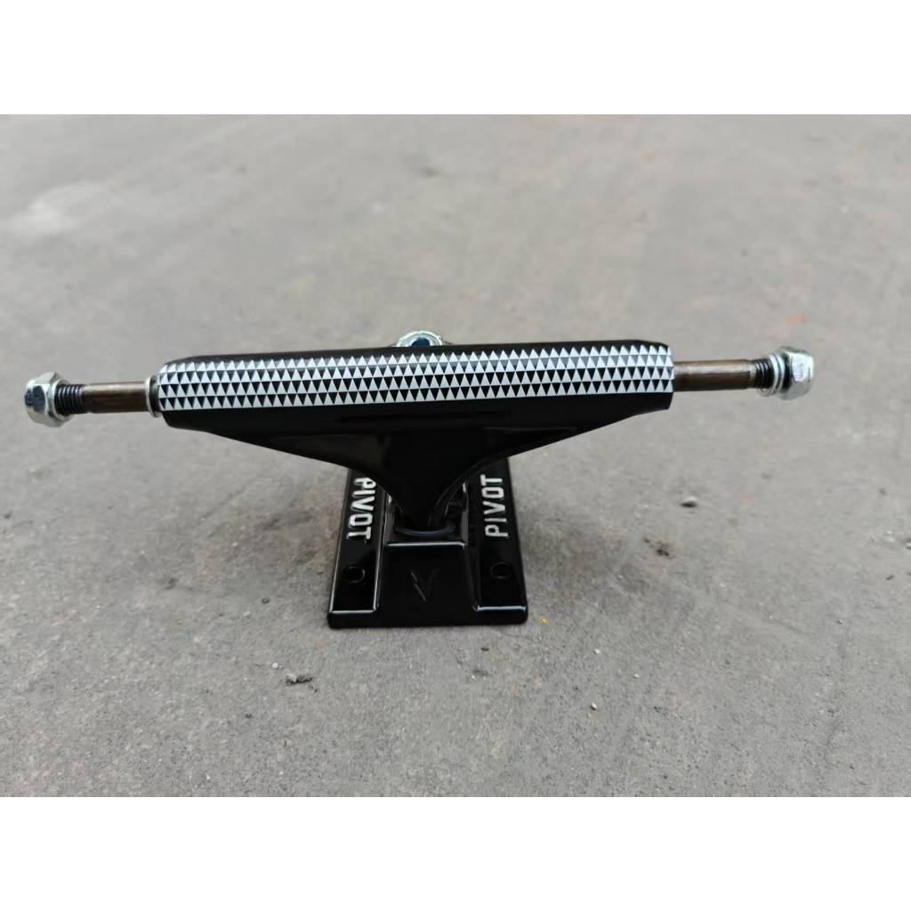 5.5 นิ้ว 139 มม. PIVOT สเก็ตบอร์ดรถบรรทุก hollow kinpin match 8-8.5 นิ้วดาดฟ้า original SHR bushing 2 ชิ้น diy สเก็ตบอร์ดผู้ใหญ่สเก็ตสีดําสี shark design