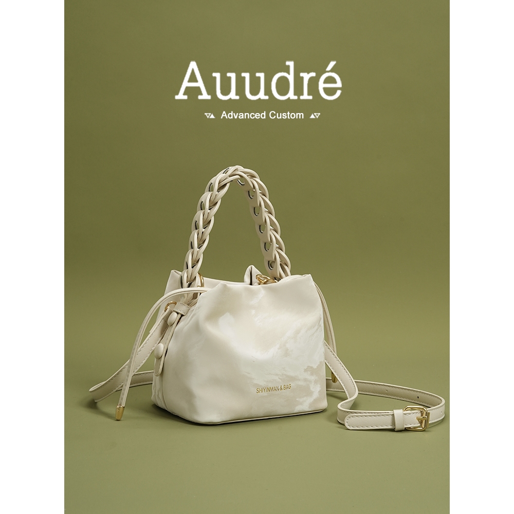 Auure กระเป๋าถือทอผู้หญิง 2026 สไตล์ใหม่แฟชั่น Commuter Crossbody Bag Bucket Bag