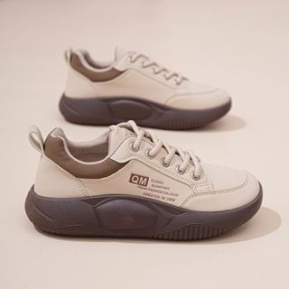 2025 รองเท้าสีขาวใหม่ระบายอากาศหนาด้านล่างเพิ่มความสูงคณะกรร…