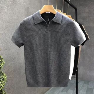 เสื้อโปโลแขนสั้นผู้ชายสำหรับฤดูร้อน สไตล์เรียบง่าย พร้อมให้เลือกสีดำ สีเทา และสีขาวเสื้อยืดผู้ชาย Men Clothing【COD】