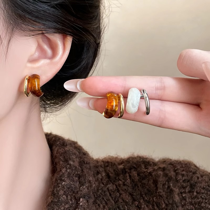 ต่างหูสีทองอําพัน 2025 สไตล์ใหม่แสงหรูหราต่างหู เมเลต์ ย้อนยุคที่เหมาะสมฤดูใบไม้ร่วงต่างหูผู้หญิง