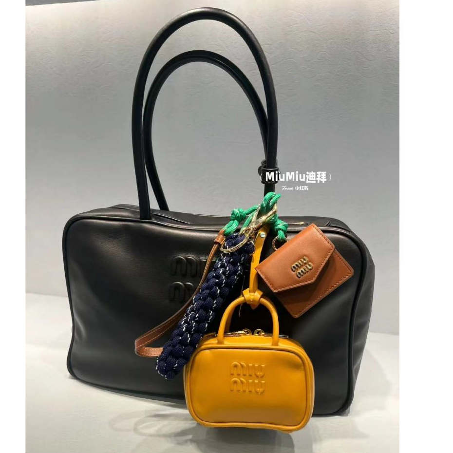 M*IU 2024 กระเป๋าใหม่ ACCESSARIES หนังไนลอน HANGERS