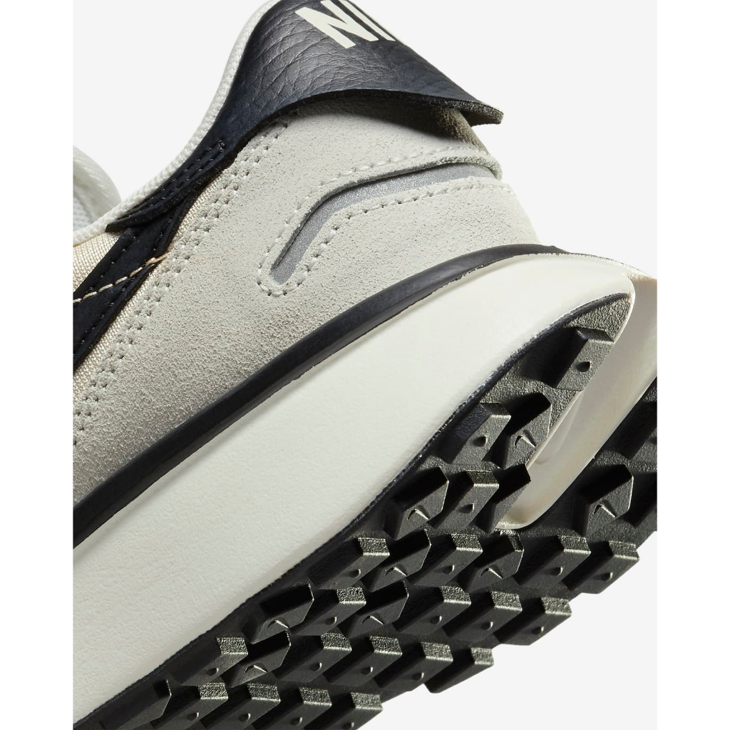 รองเท้าผ้าใบ Nike Phoenix Waffle Retro พื้นหนา