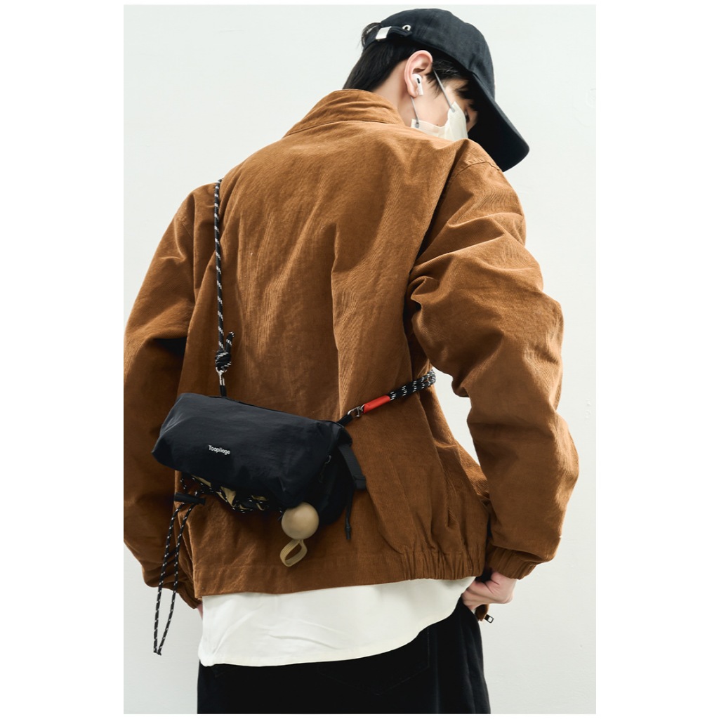 Niche สไตล์ใหม่อินเทรนด์กระเป๋าขวดน้ําผู้ชายผู้หญิงสไตล์เดียวกันกลางแจ้ง Mountaineering Messenger กระเป๋าน้ําหนักเบา Multi-Layer Small Satchel