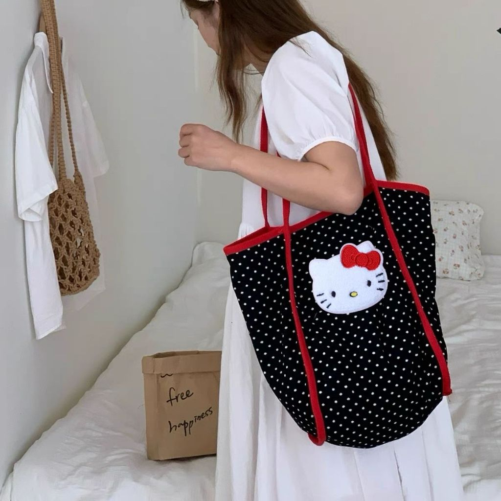 Vintage สีดําและสีขาว Polka Dot hello Kitty กระเป๋าผ้าใบแฟชั่นสุภาพสตรีนักเรียนทุกวัน commute กระเป๋าสะพายความจุขนาดใหญ่