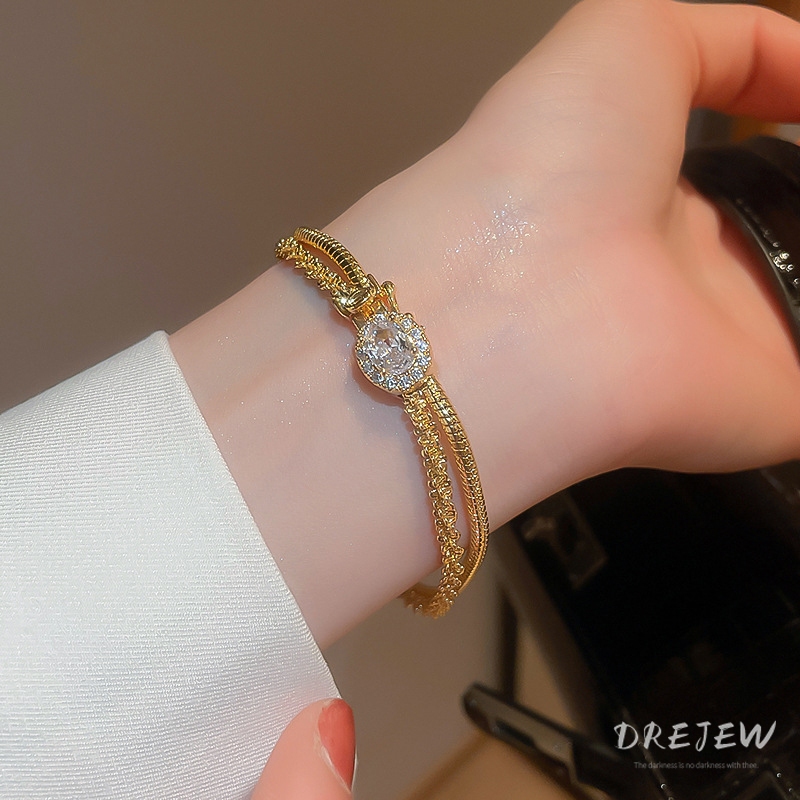 Drew 18k ทองแท้เคลือบด้วยไฟฟ้าเพทายรูปไข่สร้อยข้อมือสองชั้นสําหรับผู้หญิงการออกแบบเฉพาะอารมณ์สร้อยข้อมือแสงหรูหราเครื่องประดับมือระดับไฮเอนด์