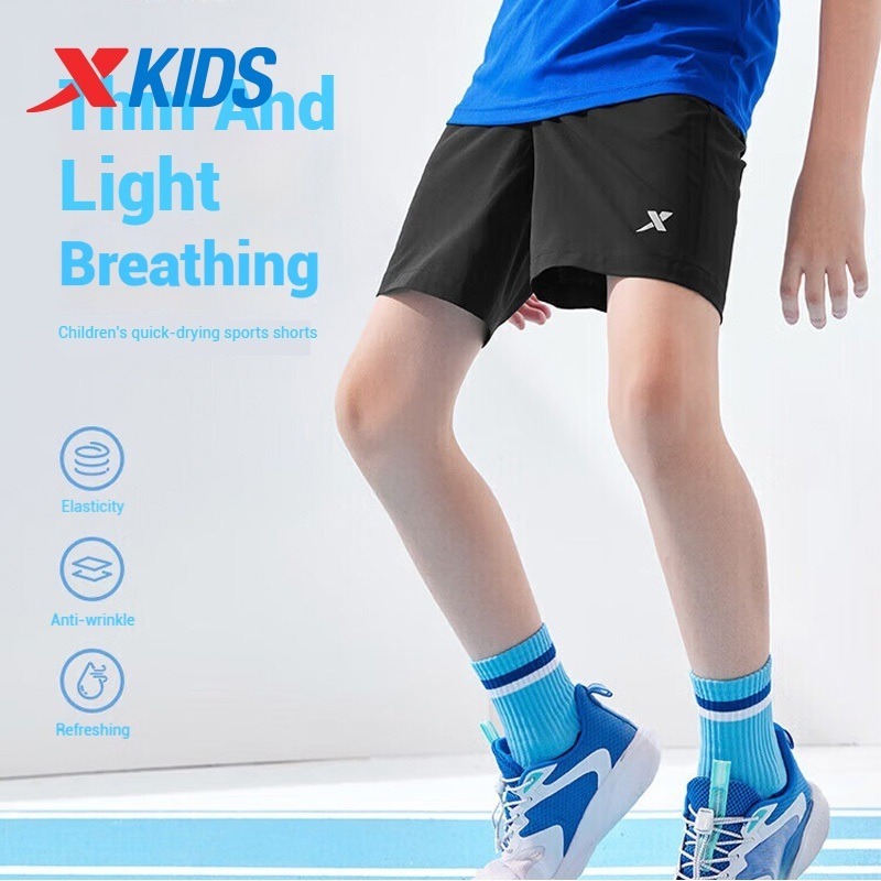 XTEP กางเกงขาสั้นสำหรับเด็กและเยาวชน แห้งเร็ว พร้อมเสื้อกันแดด เหมาะสำหรับกิจกรรมกลางแจ้งในฤดูร้อน