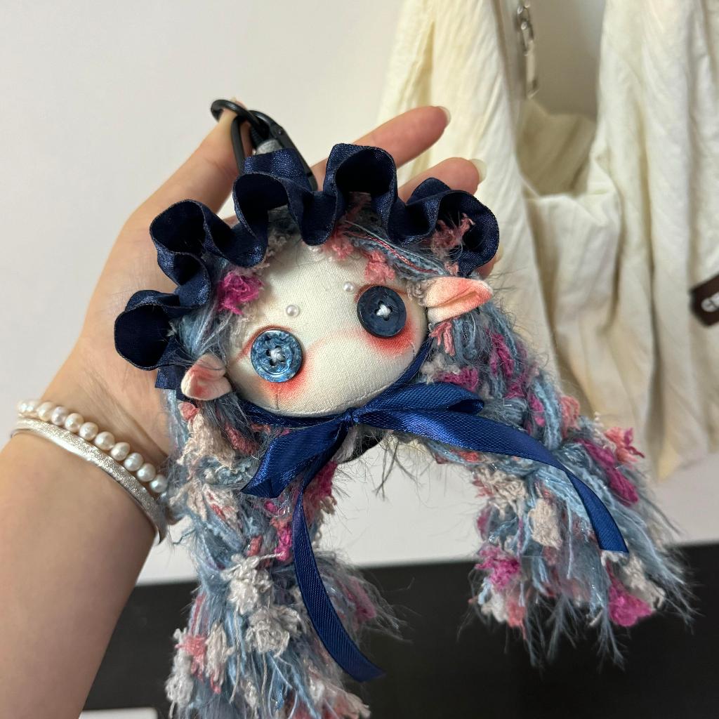เสน่ห์ตุ๊กตาตุ๊กตาสีน้ําเงินเข้มสีเทาและสีชมพูลึกลับและฝันเต็มบุคลิกภาพ