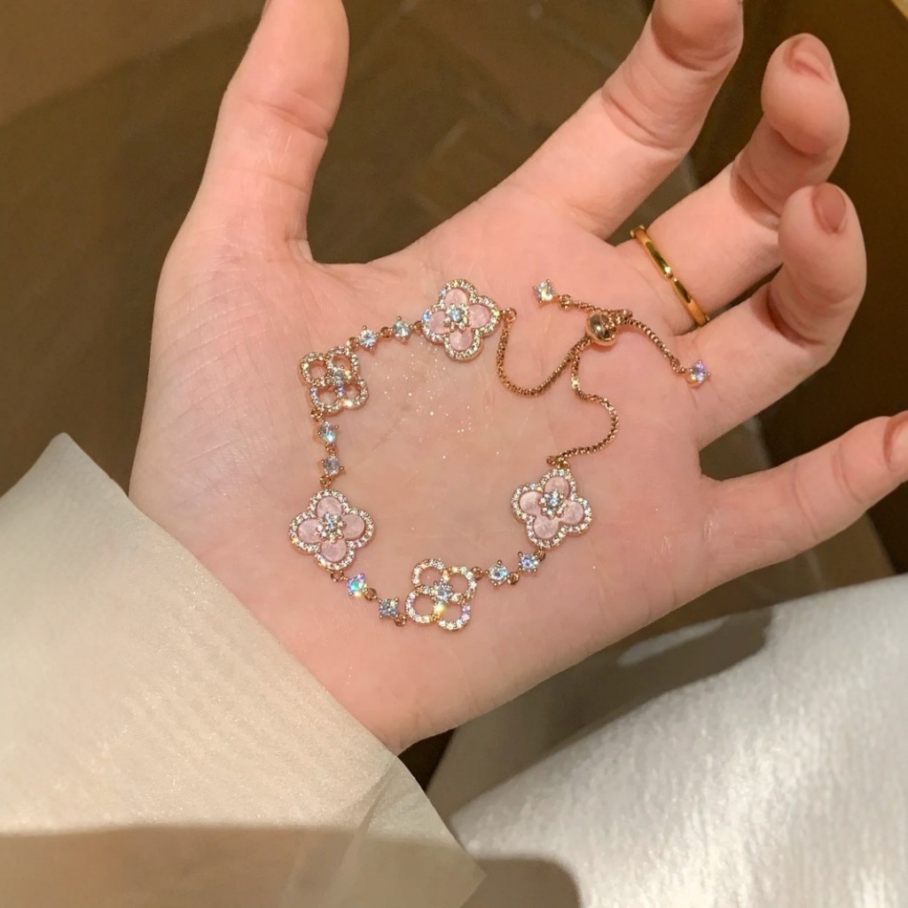 S925 เงินสเตอร์ลิงสร้อยข้อมือโคลเวอร์สี่ใบสีชมพูฝังไมโครด้วยความรู้สึกของทองสามารถปรับได้ประณีตคุณภาพสูงออกแบบเครื่องประดับมือผู้หญิง