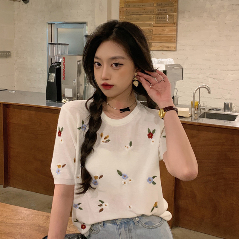 ใหม่ เสื้อยืด คอกลม แขนสั้น ปักลายดอกไม้ แฟชั่นฤดูร้อน สําหรับผู้หญิง