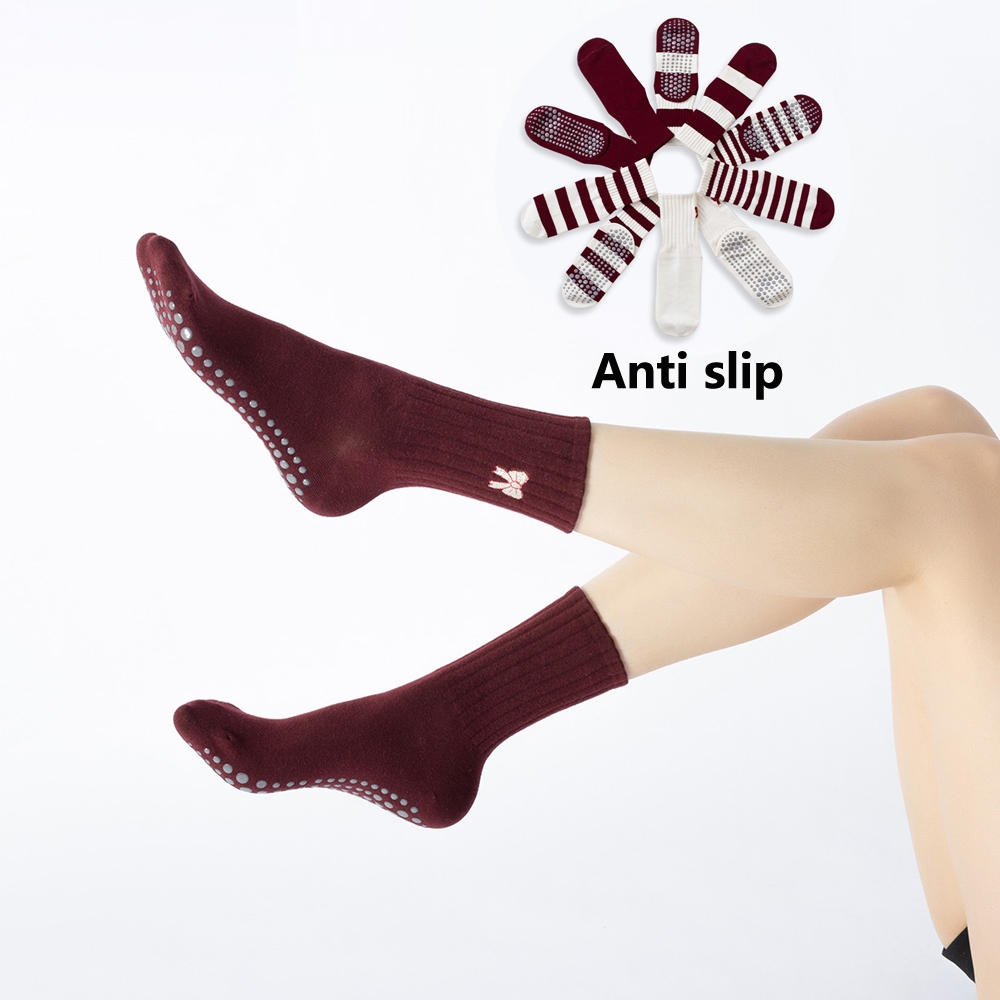 Dark Red Stripes Yoga ถุงเท้าพิลาทิสสําหรับผู้หญิง กีฬาพื้นกันลื่น ถุงเท้าน่อง แฟชั่นถุงเท้าเทรนด์ทุกการแข่งขัน