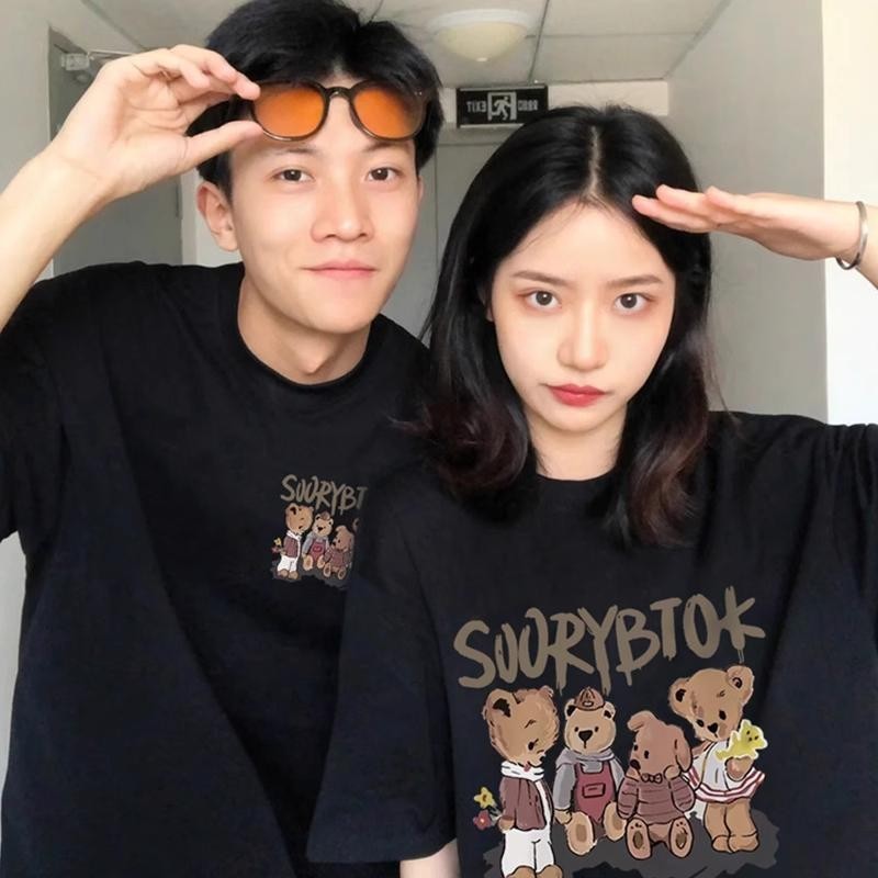 👕พร้อมส่ง🔥RARM เสื้อยืด เสื้อยืดคู่รัก รุ่นใหม่ฤดูร้อน 2025 คอกลม ผ้าฝ้ายแท้ พิมพ์ลาย"หมี"ลายการ์ตูน เสื้อแฟชั่น ไม่ร้อน t shirt นุ่มสบาย ใส่สบาย