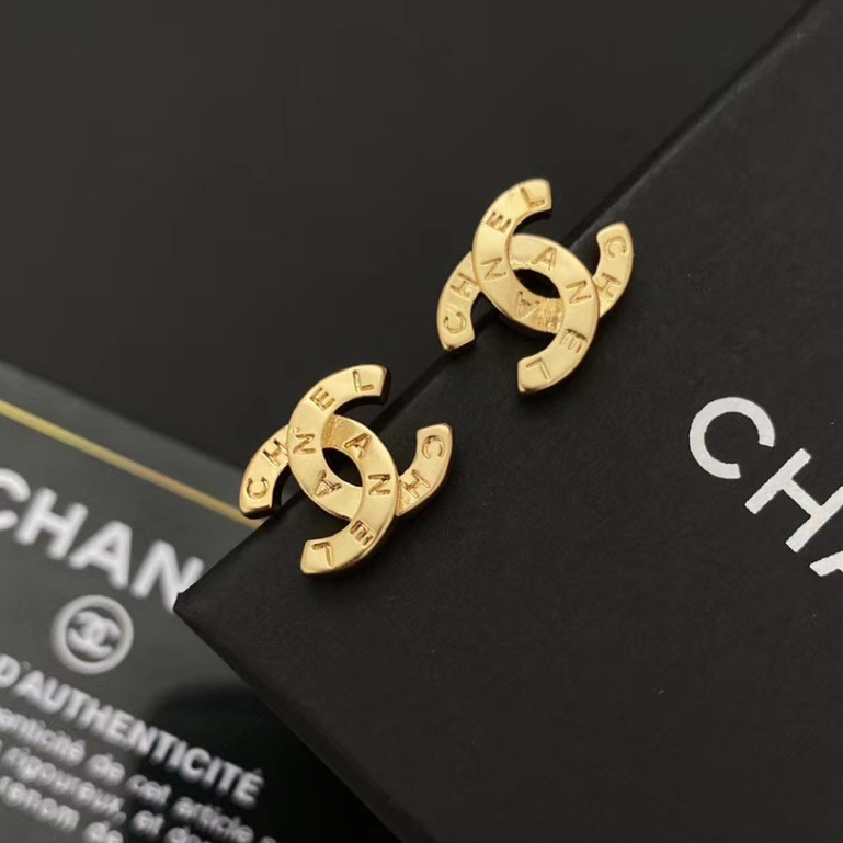 ต่างหูตัวอักษรชุบทอง 18K C LOGO