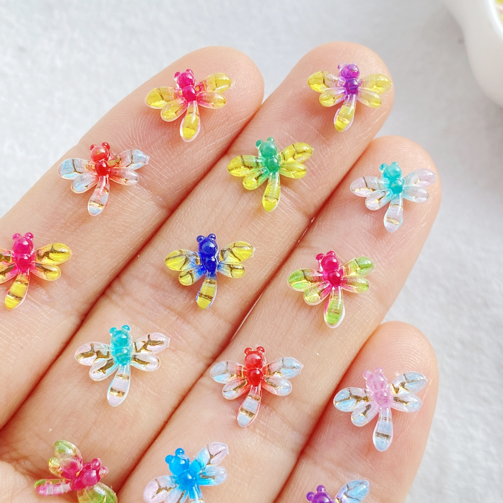 50 ชิ้นเรซิ่นผสมสีมินิน่ารักที่มีสีสันแมลงแมลงปอแบนกลับ ทําเอง หัตถกรรมตกแต่งเล็บ