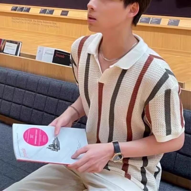 เวอร์ชั่นเกาหลีตาข่ายกลวงสีคมชัดลายเสื้อโปโลผู้ชายฤดูร้อนอินเทรนด์หลวมออกแบบลําลองถักเสื้อผ้าด้านบน