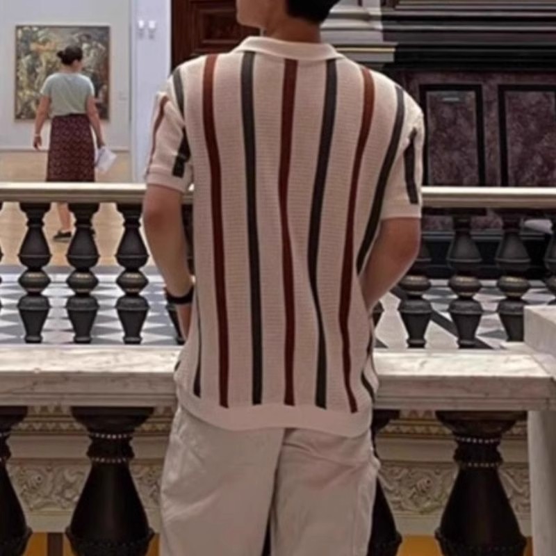 เวอร์ชั่นเกาหลีตาข่ายกลวงสีคมชัดลายเสื้อโปโลผู้ชายฤดูร้อนอินเทรนด์หลวมออกแบบลําลองถักเสื้อผ้าด้านบน