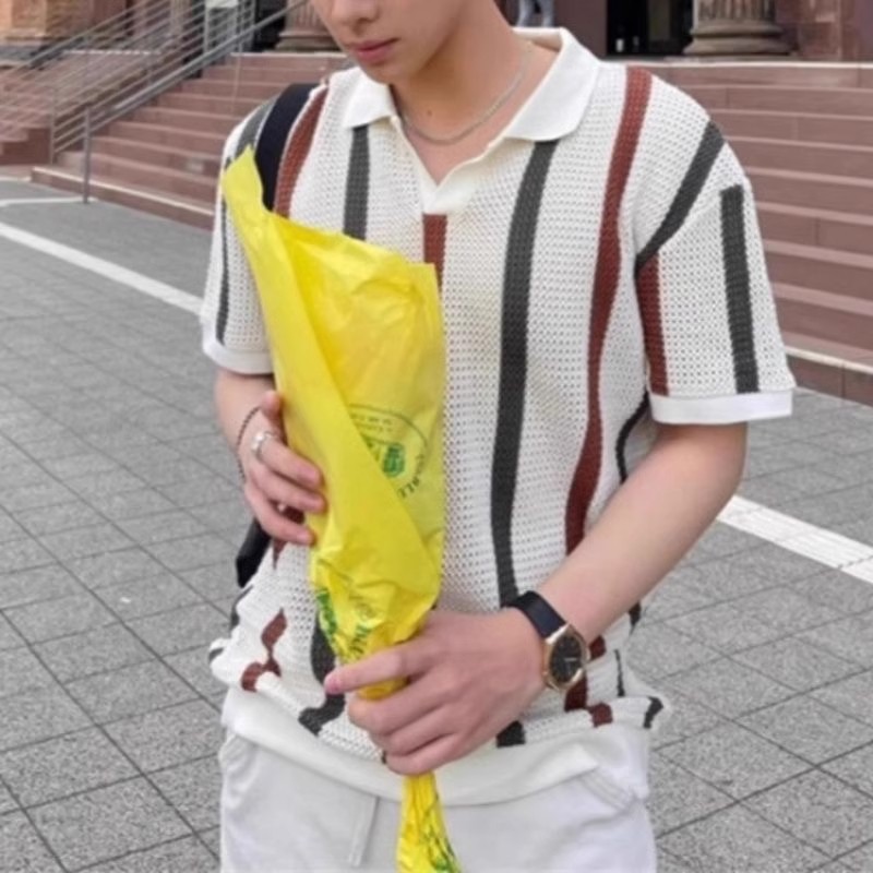 เวอร์ชั่นเกาหลีตาข่ายกลวงสีคมชัดลายเสื้อโปโลผู้ชายฤดูร้อนอินเทรนด์หลวมออกแบบลําลองถักเสื้อผ้าด้านบน