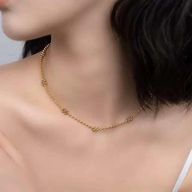 ห่วงโซ่ลูกปัดทรงกลมสไตล์เกาหลีของญี่ปุ่นถักดอกไม้ช่วงเวลา 18เค สร้อยคอเหล็กไทเทเนียมสีทองสร้อยคอรักษาสี