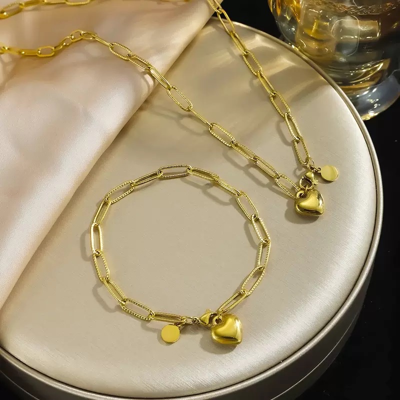 Simple ยุโรปสไตล์อเมริกันคลิปหนีบกระดาษนูน 18K Gold Love จี้ขนาดเล็กสร้อยข้อมือเหล็กไทเทเนียมสีการเก็บรักษาสุ่ม Match สร้อยข้อมือ