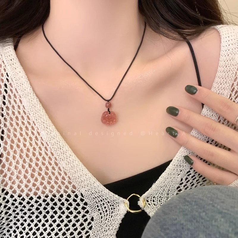 สีชมพูสตรอเบอร์รี่คริสตัลเชือกถัก Cat Claw จี้สร้อยคอผู้หญิง Sweet Niche Clavicle Chain