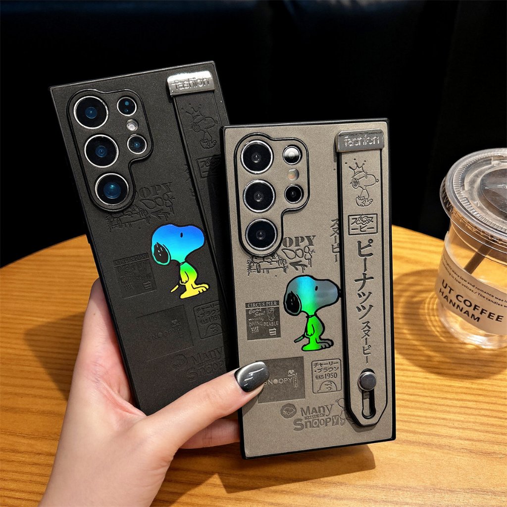 คอร์เทกซ์ การ์ตูนน่ารัก แวววาว Snoopy สายรัดข้อมือ เคส Samsung Galaxy S25 Ultra S25 Plus S25 S24 Ultra S24 Plus S24 S23 Ultra S22Ultra Case เคสโทรศัพท์ใหม่ ขอบซิลิโคนอ่อนขอบป้องกันการตก เคสมือถือซัมซุง