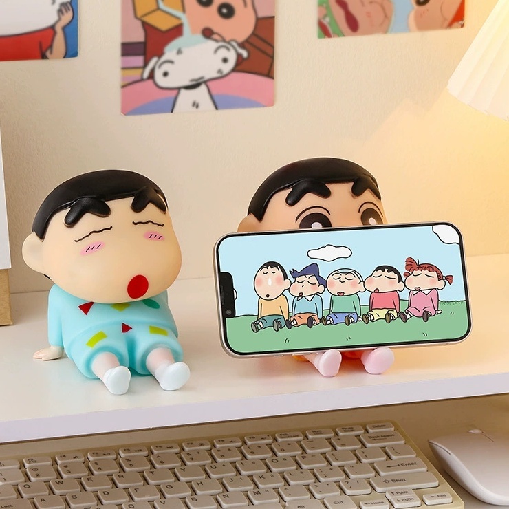 Hot Crayon Shin-chan Universal โต๊ะผู้ถือโทรศัพท์ Mount สําหรับผู้ถือโทรศัพท์มือถือ Bracket ตารางขาตั้งตัวเลขการกระทําของเล่นของขวัญ